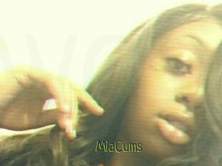 MiaCums
